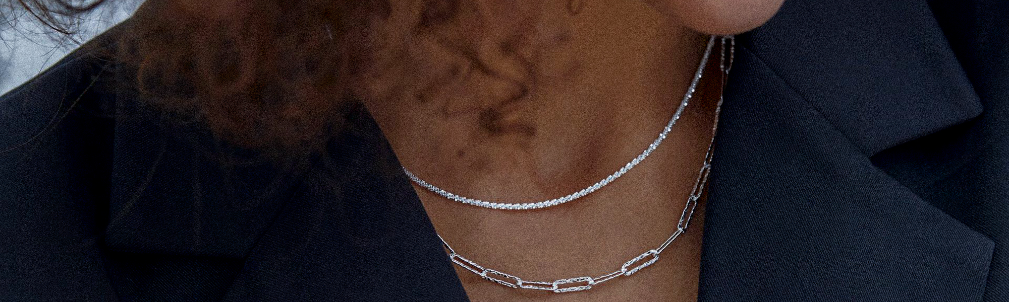 Colliers & dezente Ketten – Dein Blickfang aus Silber