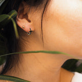 Boucles d'oreilles créoles croix SADIE en argent 925 et vernis noir