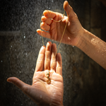 Detailaufnahme des Seepferdchen-Anhängers mit Zirkonia aus vergoldetem 925 Silber