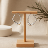 Boucles d'oreilles délicates en argent S925 d'Odessa, aux formes abstraites.